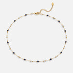 Theresa – Collar delicado con sutiles detalles en blanco y negro.