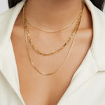 Josefína – Collar de oro de tres capas con delicados eslabones.