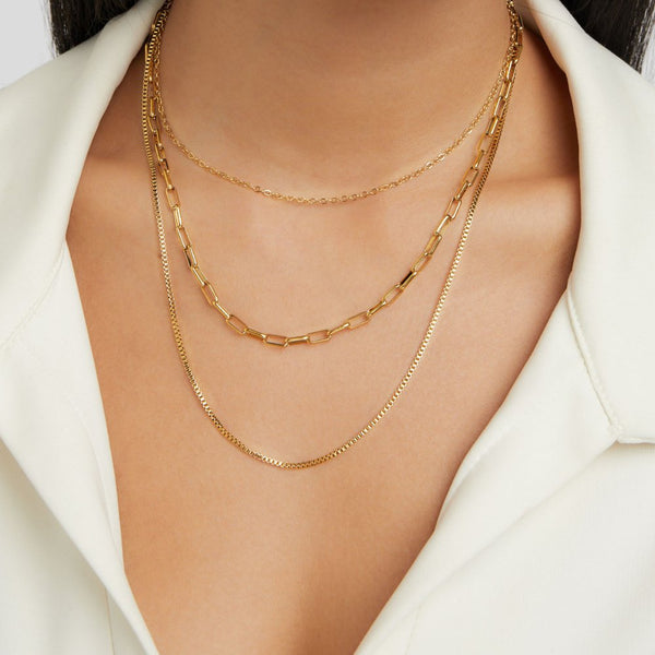 Josefína – Collar de oro de tres capas con delicados eslabones.