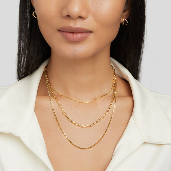 Josefína – Collar de oro de tres capas con delicados eslabones.