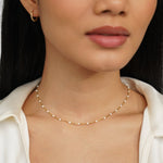 Sabina – Collar dorado delicado con mini-perlas.