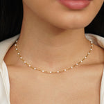 Sabina – Collar dorado delicado con mini-perlas.