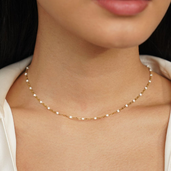 Sabina – Collar dorado delicado con mini-perlas.