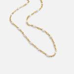 Sabina – Collar dorado delicado con mini-perlas.