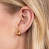 Frieda – Pendientes de oro con curvatura redonda.