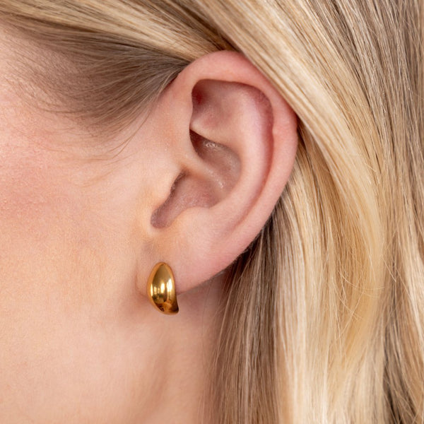 Frieda – Pendientes de oro con curvatura redonda.