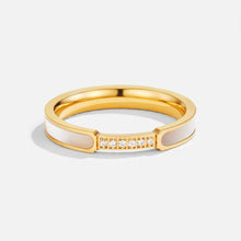 Lara – Narrow gold ring with a subtle sheen.