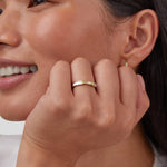 Lara – Anillo dorado estrecho con un brillo sutil.