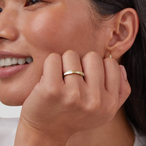 Lara – Anillo dorado estrecho con un brillo sutil.