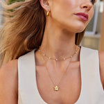 Miriam – Collar dorado con longitud armónica.