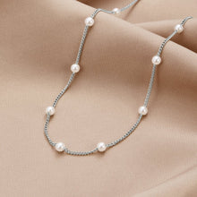 Miriam - Golden necklace with delicate pearls.