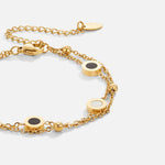 Carla – Pulsera dorada suave con elementos redondos contrastantes.