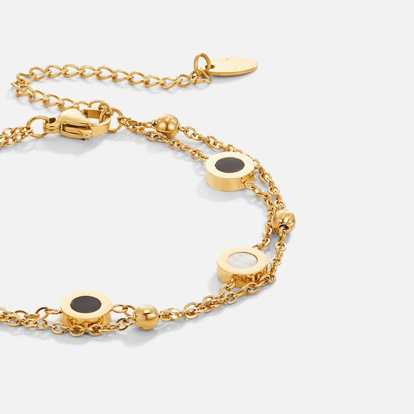 Carla – Pulsera dorada suave con elementos redondos contrastantes.