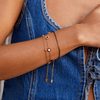 Carla – Pulsera dorada suave con elementos redondos contrastantes.