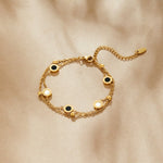 Carla – Pulsera dorada suave con elementos redondos contrastantes.