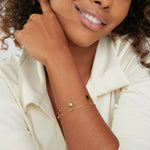 Carla – Pulsera de oro suave con elementos redondos contrastantes.