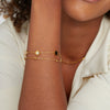 Carla – Pulsera de oro suave con elementos redondos contrastantes.