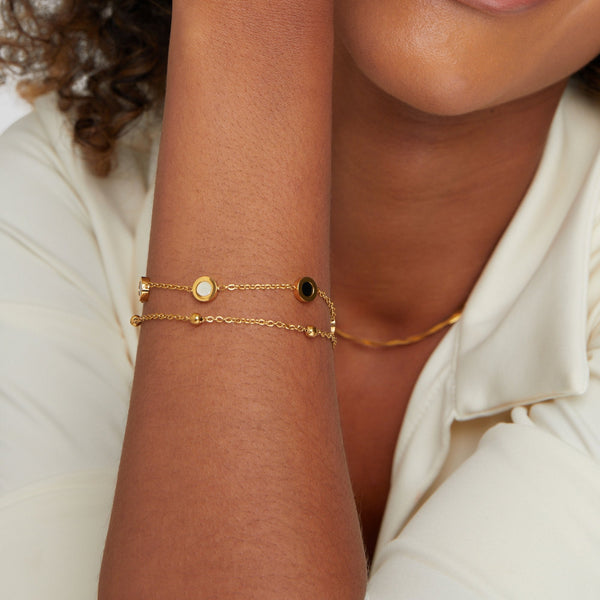 Carla – Pulsera de oro suave con elementos redondos contrastantes.