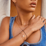 Carla – Pulsera dorada suave con elementos redondos contrastantes.
