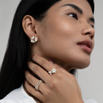 Emilie – Pendientes de oro con detalle floral.