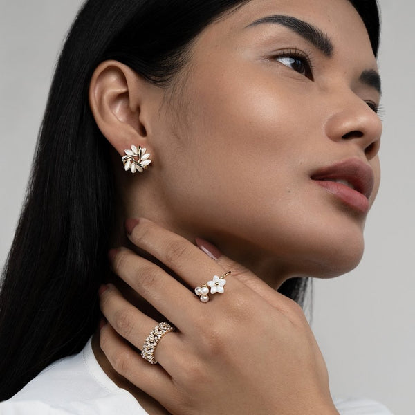 Emilie – Pendientes de oro con detalle floral.