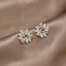 Emilie – Gold earrings with floral detail.