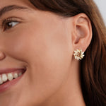 Emilie – Pendientes de oro con detalle floral.
