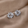 Flora – Pendientes de plata en forma de flor.