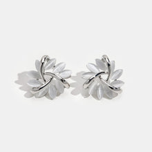 Flora – Silver flower-shaped earrings.