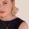 Leonora – Pendientes de oro con estructura ondulada