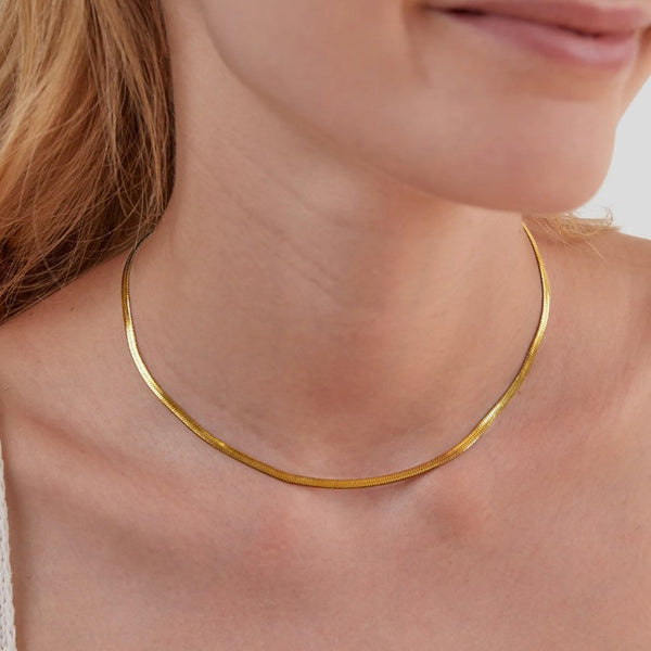 Elisa-Marie – Gently curved gold necklace.