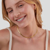 Elisa-Marie – Collar de oro suavemente curvado.