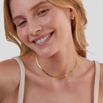 Elisa-Marie – Gently curved gold necklace.