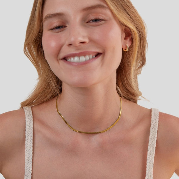 Elisa-Marie – Gently curved gold necklace.