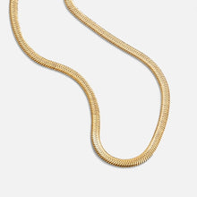 Luzie – Golden snake necklace with a soft shimmer.