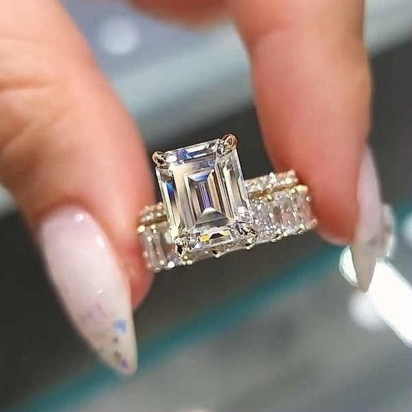 Nadja – Rectangular center diamond ring.
