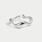 Tabea – Anillo de plata con suave curvatura.