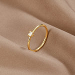 Leonie – Simple gold ring with a smooth surface.