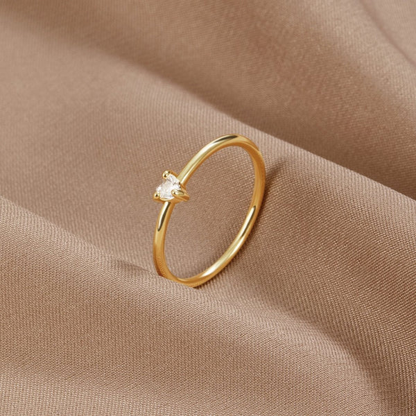 Leonie – Simple gold ring with a smooth surface.