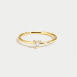 Leonie – Simple gold ring with a smooth surface.