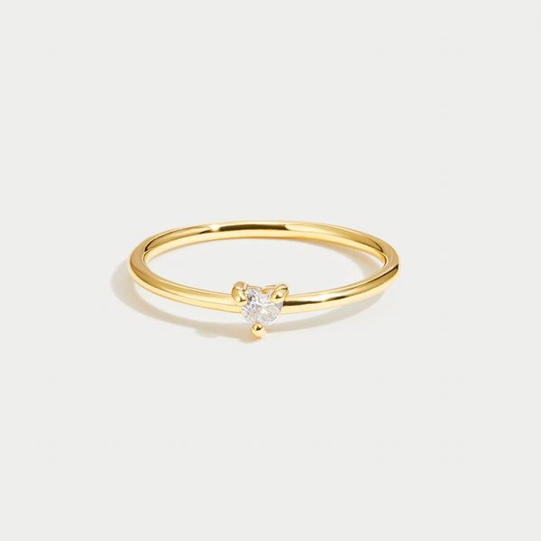 Leonie – Simple gold ring with a smooth surface.