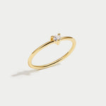 Leonie – Simple gold ring with a smooth surface.