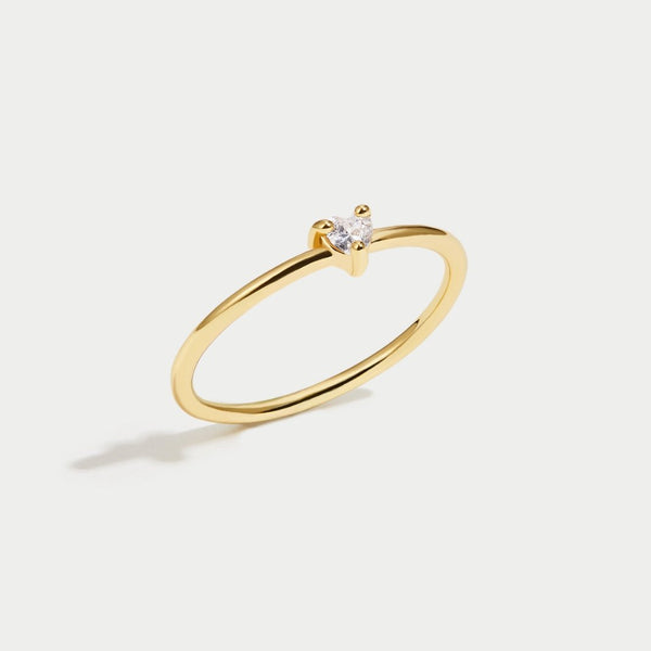 Leonie – Simple gold ring with a smooth surface.