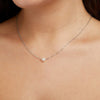Klára – Collar dorado con colgante redondo.