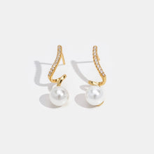 Pendientes plateados con una estructura de gota clara.