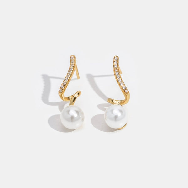 Pendientes plateados con una estructura de gota clara.