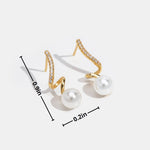 Pendientes plateados con una estructura de gota clara.