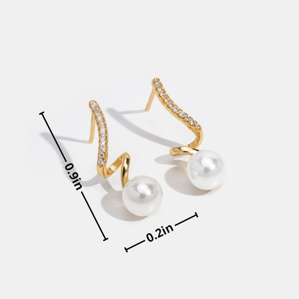 Pendientes plateados con una estructura de gota clara.