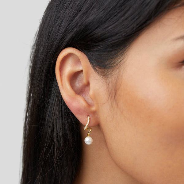 Pendientes plateados con una estructura de gota clara.