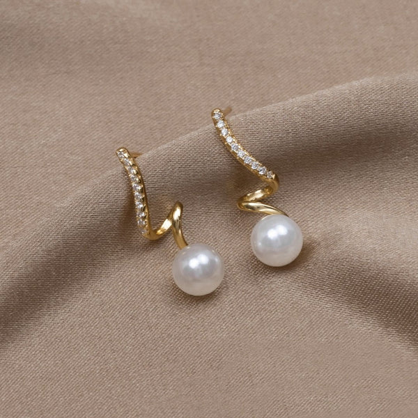 Pendientes plateados con una estructura de gota clara.